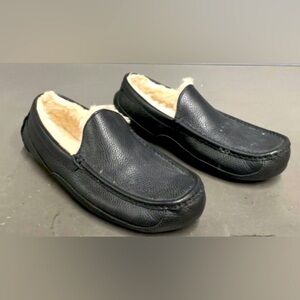 Like New UGG®, the Men's Ascot Leather Slippers MSRP 120